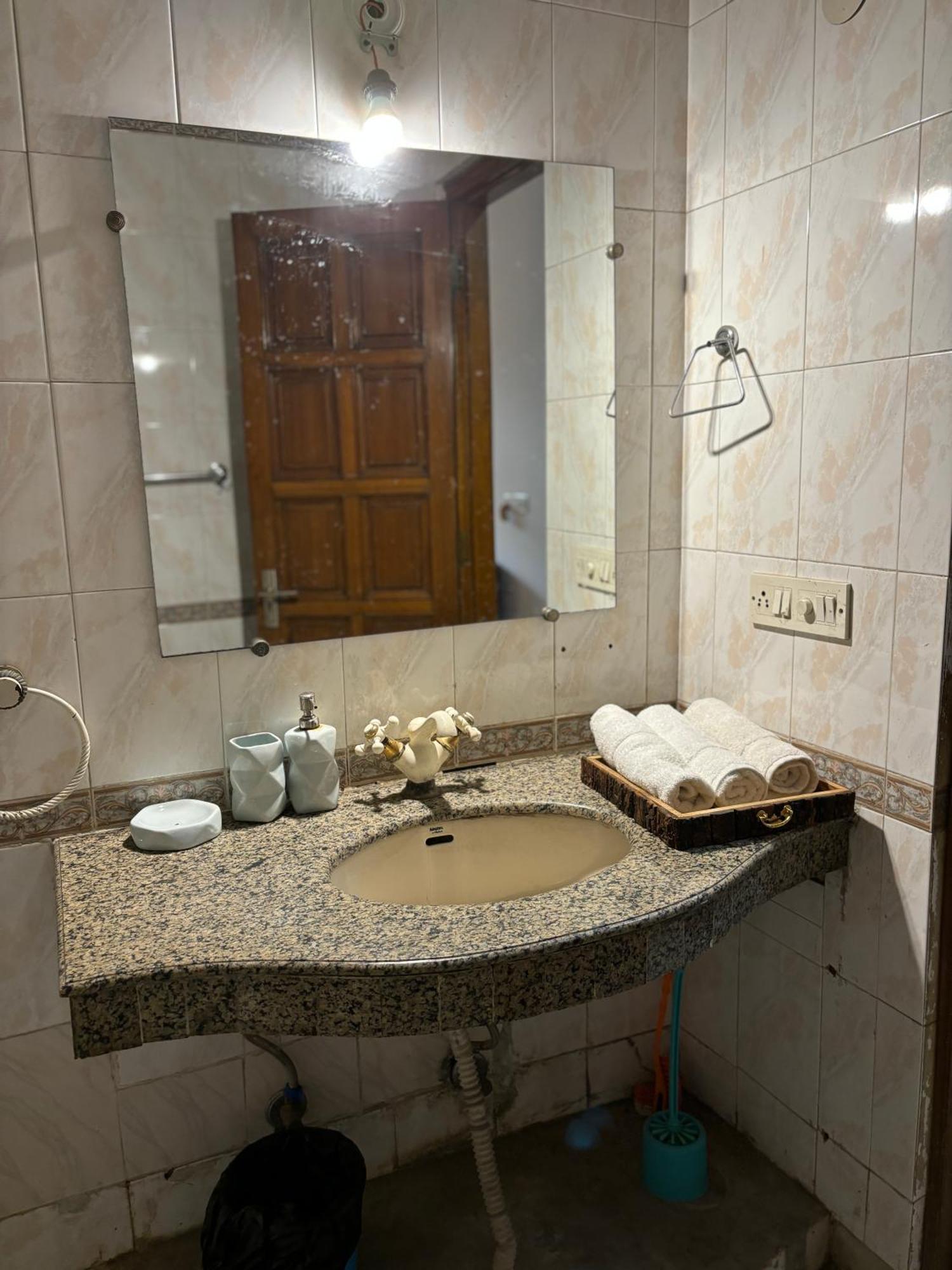 Atharva'S Homestay By Goaround Homes - Nehru Enclave Metro, South Delhi New Delhi Buitenkant foto